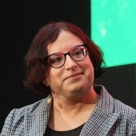 Portrait of journalist Ina Fried, speaking at the DLD Munich conference.