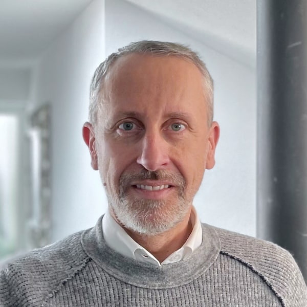 Profile image of Hannes Schoenegger, CEO of QWSTION