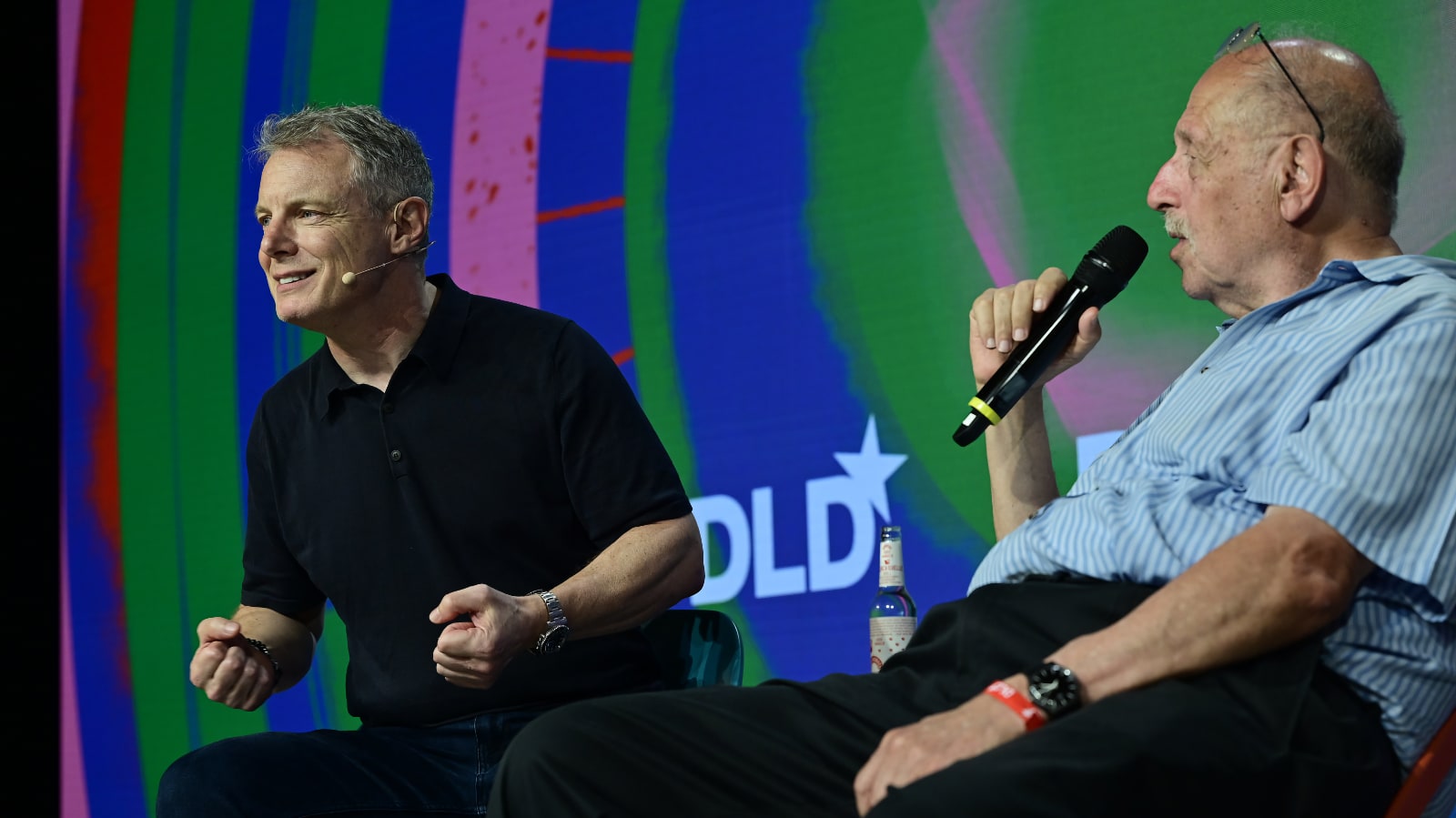 Adrian Monck (Journalist & Entrepreneur) and Yossi Vardi (DLD Chairman) on stage bat the DLD AI Summit 2023 in Munich.