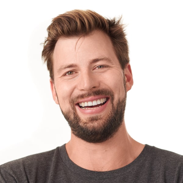 Portrait photo of Leon Reiner, Co-Founder and Managing Director of the Impact Hub Berlin, smiling, in front of a clean white background.