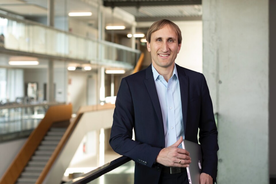 Portrait of energy expert Prof. Michael Sterner in a hallway at the OTH Regensburg.