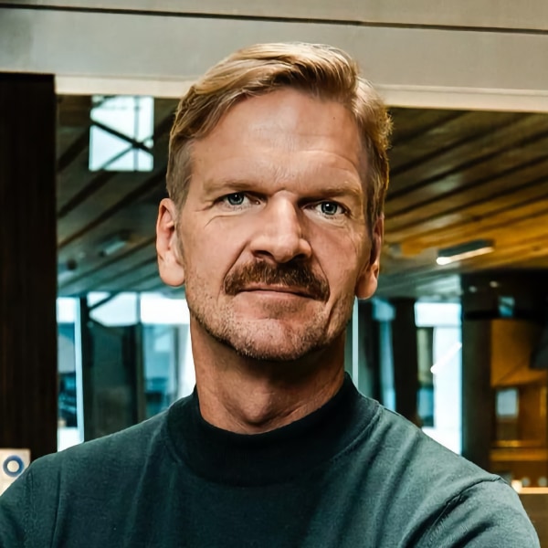 Headshot portrait of German journalist Gordon Repinski in an office buiding.