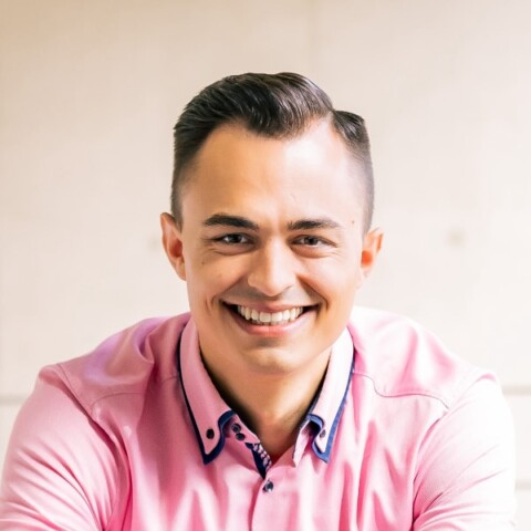 Headshot portrait of Jan Middendorf (TUM Venture Labs), wearing a pink shirt, smiling at the camera.
