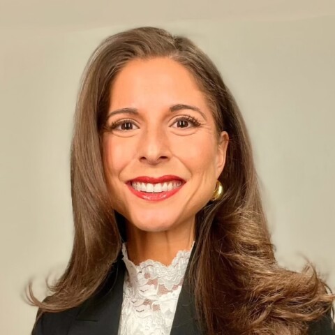 Studio headshot portrait of Axios media reporter Sara Fischer