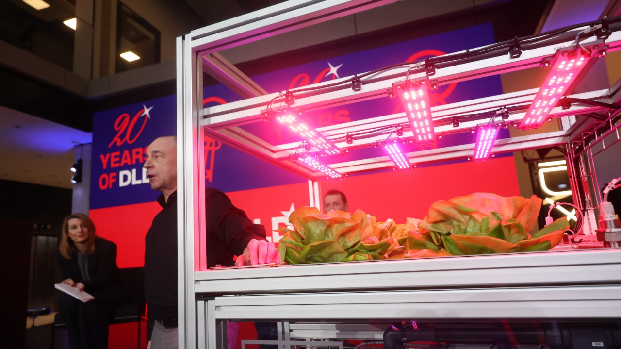Speaking at the DLD Munich Conference 2025, Alexander Gerfer demonstrates Würth Elektronik’s LED “breeding station”, a high-tech mini greenhouse, with Franziska Reich (FOCUS) and Ryan Archer (Horizon Growers) visible in the background.