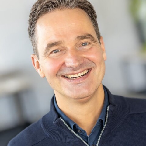 Tightly cropped headshot portrait of investor Alex von Frankenberg, smiling, face slightly tilted to the left.