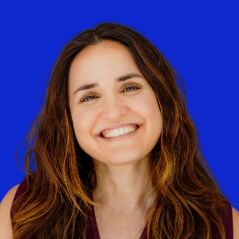 Studio portrait of &Aacute;ngela Castell&oacute;, Startup Valencia & VDS, in front of a deep blue background.