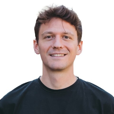 Headshot of vialytics CEO Patrick Glaser in front of a white background.