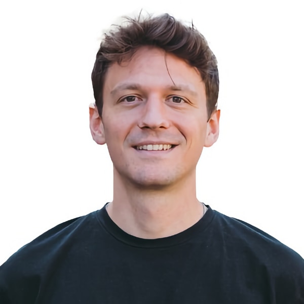 Headshot of vialytics CEO Patrick Glaser in front of a white background.