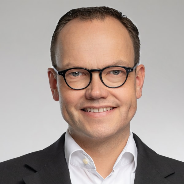 Headshot portrait of Stephan Garvs, Managing Director of PreZero Dual, in front of a grey background.