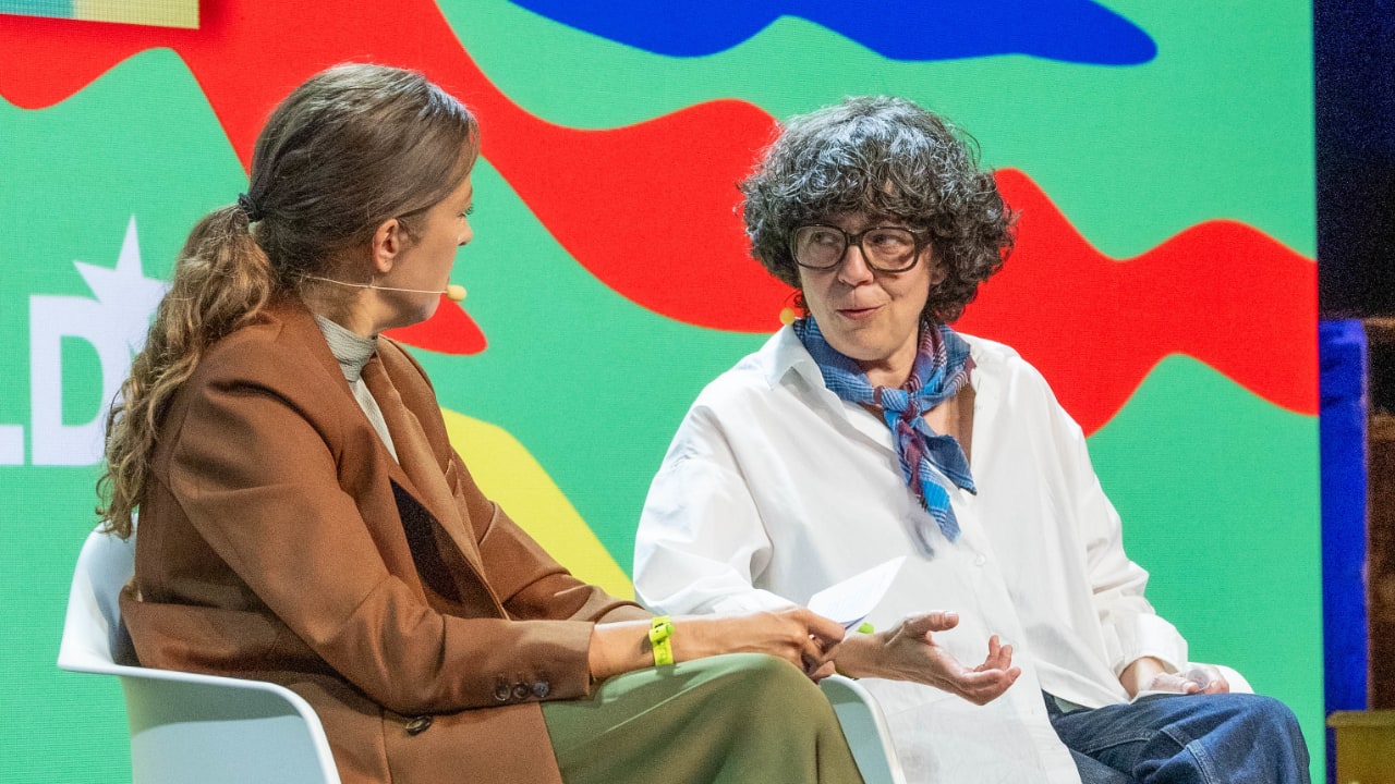 Journalist Mateja Mögel (Freundin) and Carol Blázquez (Ecoalf) discuss sustainable fashion at the DLD Future Hub conference in Munich.