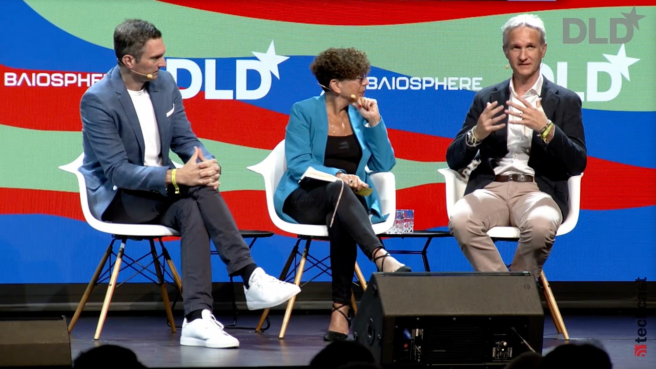 Michael Förtsch (Q.ANT), journalist Jennifer Schenker and Sebastian Luber (Infineon) speak at the DLD Future Hub conference in Munich.