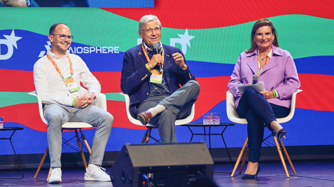 Alexander Glaetzle (planqc), Hermann Hauser (Amadeus Capital Partners) and Ann-Kristin Achleitner (TUM, European School of Management and Technology Berlin, ESMT) on stage at the DLD Future Hub conference in Munich.