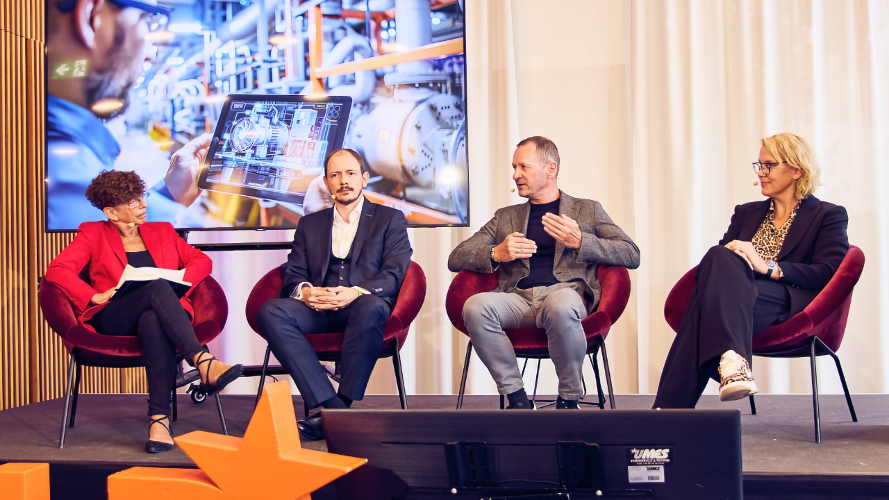 Left to right: Journalist Jennifer Schenker speaks with Markus Sause (University of Augsburg), Sicco Lehmann-Brauns (Siemens) and Kerstin Schloegl-Flierl (University of Augsburg) at the DLD Future Hub conference.