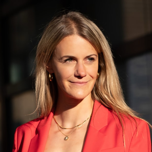 Headshot portrait of Zarah Bruhn, SPRIND, looking over her left shoulder.