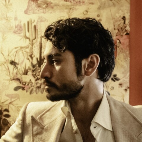 Sepia tone portrait of British-Iranian pianist Arsha Kaviani looking left outside the frame