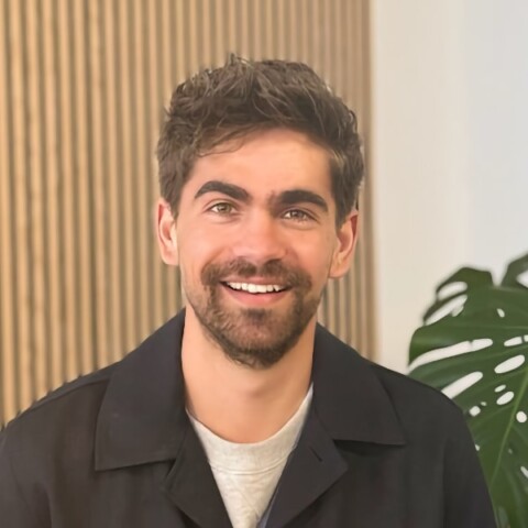Trophic founder Benjamin Buthmann in front of a wooden wall