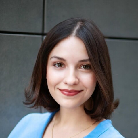 Portrait of health and AI expert Dr. Jacqueline Lammert in front of a wall