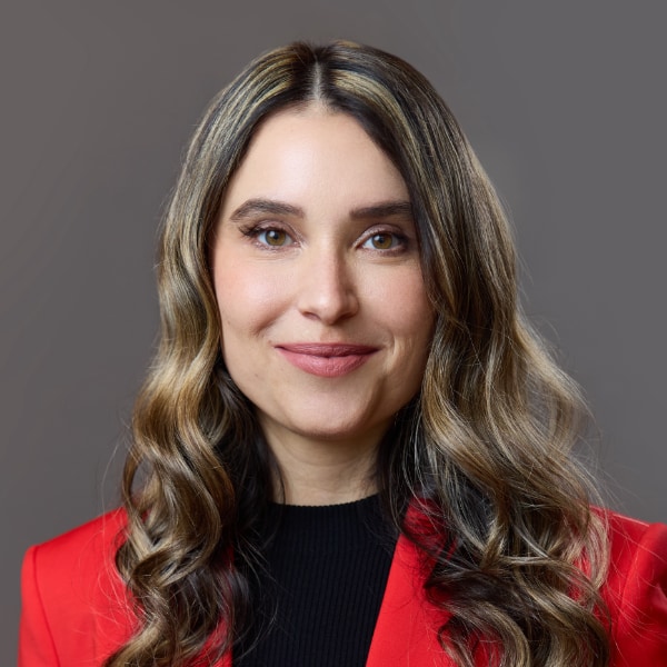 Portrait of deep-tech investor Jasmin Güngör, Onsight Ventures, in front of a grey studio background