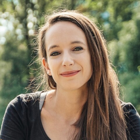 Environmental portrait of Johanna Pirker, expert for user experience design and gaming at universities in Munich and Graz, Austria, seen in natural surroundings.