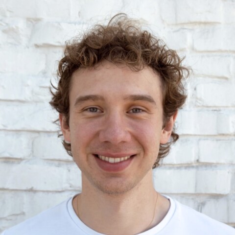 Portrait of Attention Engineering co-founder Julian Windeck in front of a white brick wall.