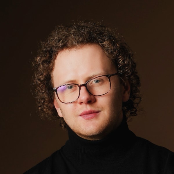 Portrait of Leonard Rinser, Venture Institute Munich, in front of a dark brown background.