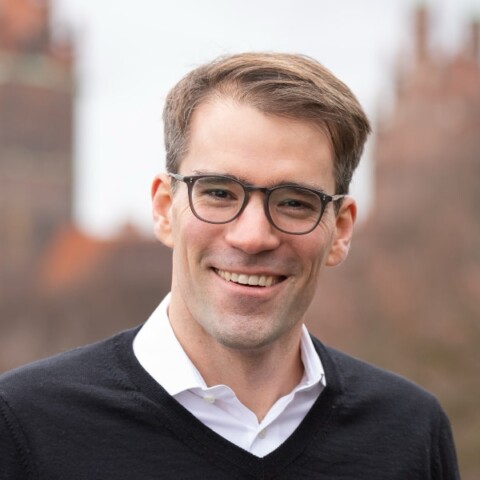 Environmental headshot portrait of McKinsey fintech expert Max Flötotto.