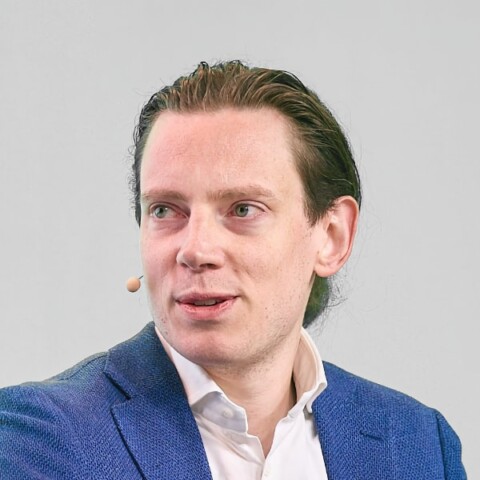 Portrait of Max Tschochohei, Google EMEA, speaking at a conference.