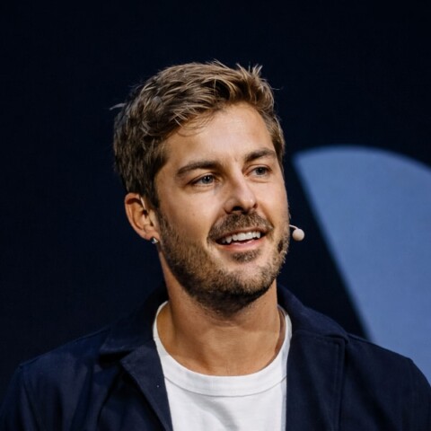 Portrait of OpenAI manager Niklas Harzheim speaking at an event