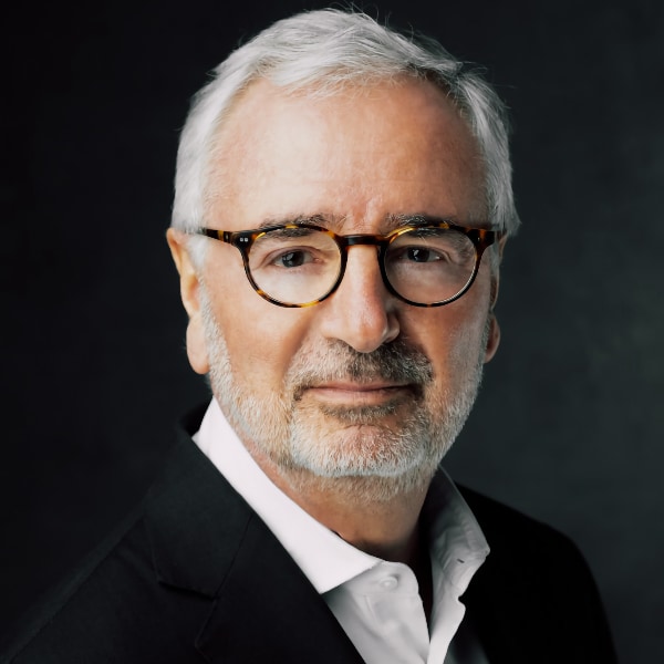 Studio portrait of German executive Paul Achleitner (Deutsche Bank, Bayer) in front of a dark background.