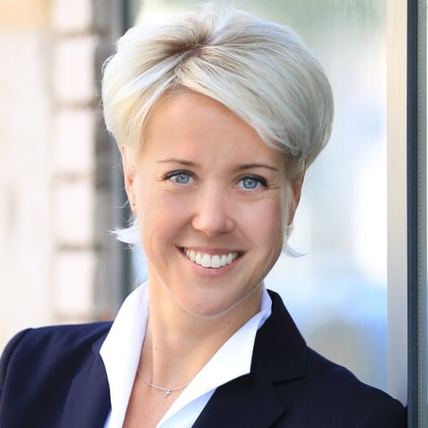 Environmental headshot portrait of Janina Beilner, Siemens Healthcare, standing in front of a window
