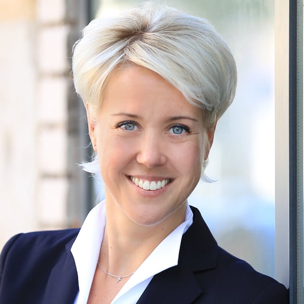 Environmental headshot portrait of Janina Beilner, Siemens Healthcare, standing in front of a window