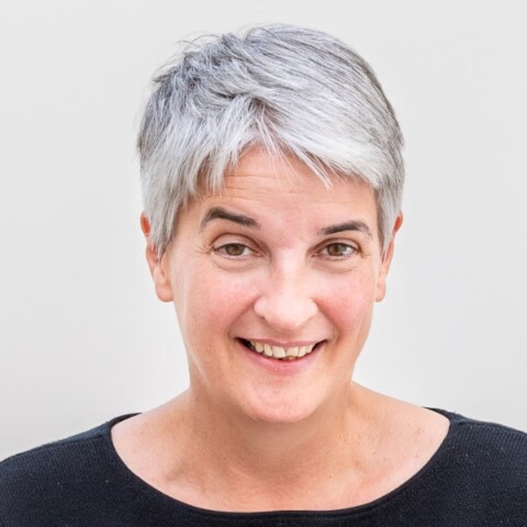 Portrait of health expert Julia Schnabel, TUM, Helmholtz Munich, in front of a neutral grey background