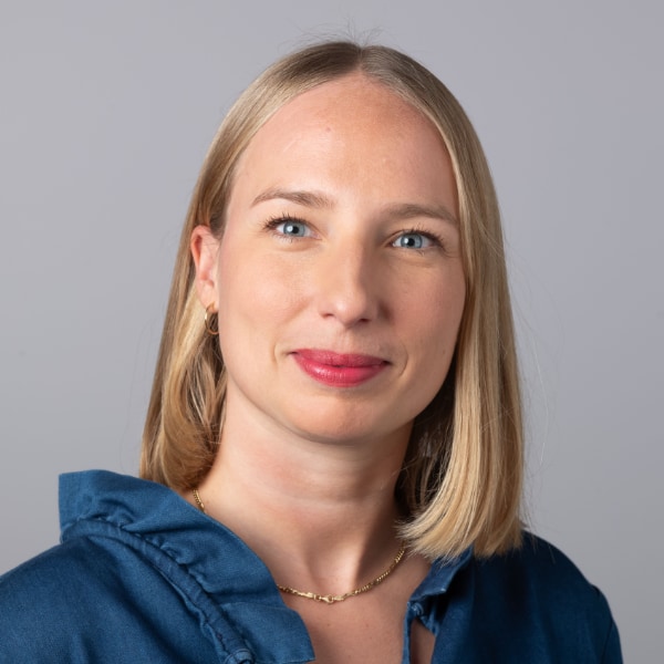 Studio portrait of journalist Johanna Kuroczik, science writer at Frankfurter Allgemeine Zeitung (FAZ)