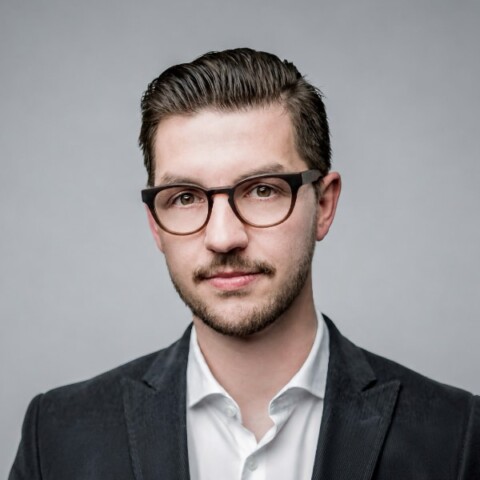 Headshot profile image of Karl Stubbe, Edelman Germany, in front of a grey studio background