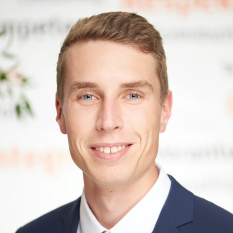 Headshot portrait of Yannick Wiesner, co-founder and CEO of viatolea