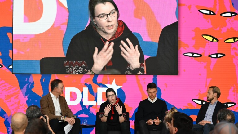 Video preview of Clark Parsons (Innovate Europe Foundation), Valeriya Grachova (Victory Drones), Ren&eacute; Obermann (Warburg Pincus/Airbus) and Esben Gadsb&oslash;ll (Danish Tech Startups) speaking at the DLD Munich Conference 2026. Photo: Sebastian Gabriel / picture alliance for DLD / Hubert Burda Media