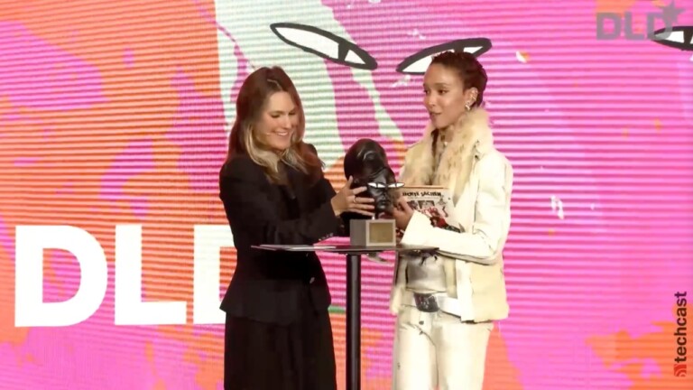 Musician FKA twigs receives the Aenne Burda Award from Elisabeth Burda Furtw&auml;ngler at the DLD Munich 2026 conference.