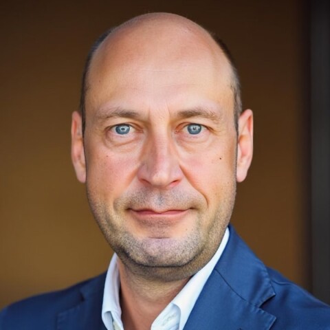 Studio portrait of marketing expert Florian Kurz