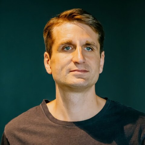 Studio portrait of podcast host and sports investor Mark Hartmann