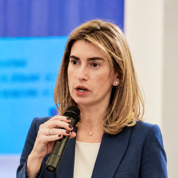 Portrait of medical imaging specialist Lourdes Martínez-Garrido (PhysioMRI, Full Body Insight) holding a microphone, speaking at a conference