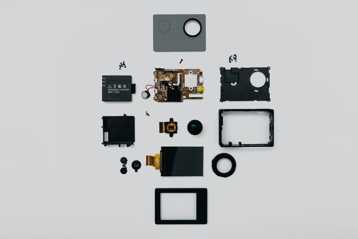 Image of a disassembled smartphone with all its pieces lying next to each other – ready for recycling